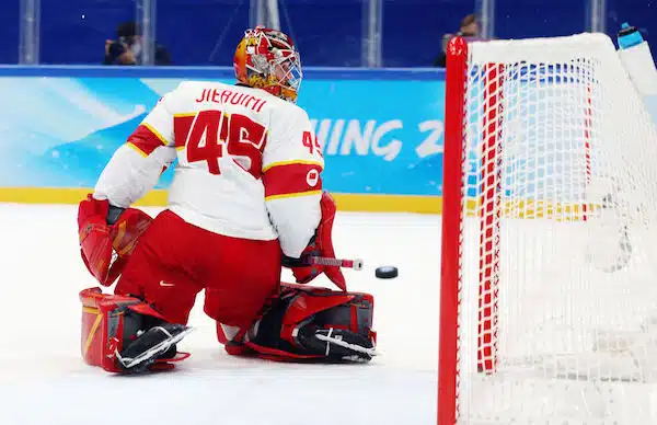 Nimeään vaihtanut Kiinan yhdysvaltalaismaalivahti tunteikkaana koomisen iltansa päätteeksi Nimeään vaihtanut Kiinan yhdysvaltalaismaalivahti tunteikkaana koomisen iltansa päätteeksi