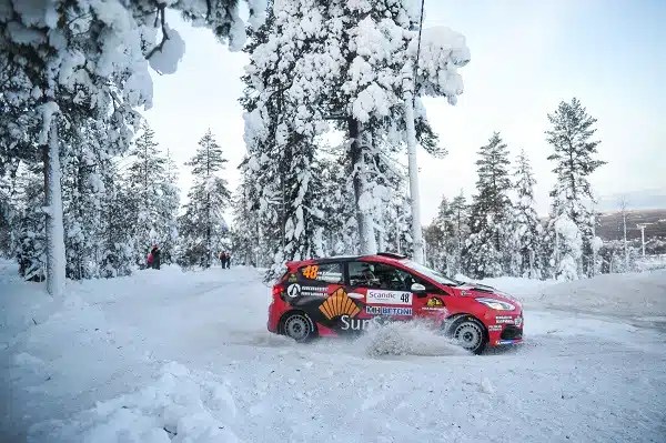 Tästä se taas lähtee – rallisprintin SM-sarja jyrähtää käyntiin: ”Mikäs siinä päästellessä!”