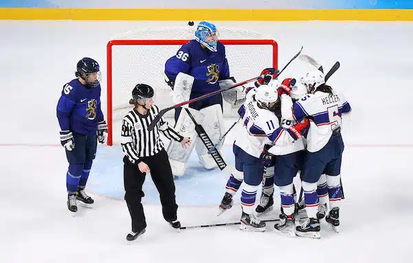 USA:n pelaajan loukkaantuminen pelästytti - Naisleijonat sai tylysti selkäänsä USA:n pelaajan loukkaantuminen pelästytti – Naisleijonat sai tylysti selkäänsä