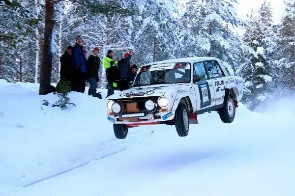 Suomen MM-rallin legendaarisen erikoiskokeen ja megahyppyrin tuntumassa ladattiin vuorostaan tällaisella kalustolla