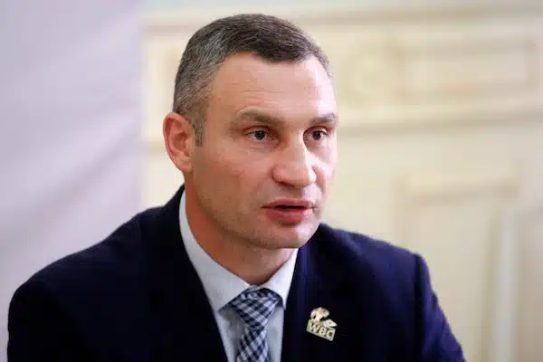 Kuva: Ukrainalainen nyrkkeilijä Vitali Klitshko tarttui aseisiin ja lähti puolustamaan maataan Kuva: Ukrainalainen nyrkkeilijä Vitali Klitshko tarttui aseisiin ja lähti puolustamaan maataan