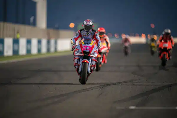 MotoGP-luokka sai uuden voittajan – omisti voittonsa koronaan menehtyneelle