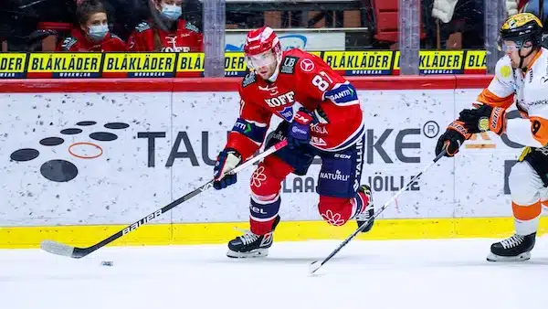 Kurssin korjaamista ja rumia sikailuja - näin pelattiin SM-liigassa perjantaina Kurssin korjaamista ja rumia sikailuja – näin pelattiin SM-liigassa perjantaina