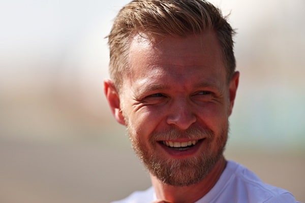Kevin Magnussen perui puheensa Lewis Hamiltonista Kevin Magnussen perui puheensa Lewis Hamiltonista