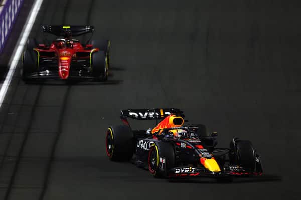 Max Verstappen peittosi Charles Leclercin hurjassa voittotaistossa, Valtteri Bottakselle valtava pettymys F1-kisassa Max Verstappen peittosi Charles Leclercin hurjassa voittotaistossa, Valtteri Bottakselle valtava pettymys F1-kisassa