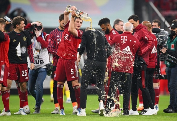 Uskomattoman tiukka taistelu - Bayern München vain maalierolla Saksan mestariksi Uskomattoman tiukka taistelu – Bayern München vain maalierolla Saksan mestariksi