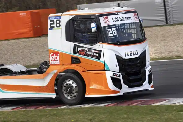 Suomalaiskuljettaja rajulla kilpurilla yli 200 000 katsojaa kerävään klassikkokisaan