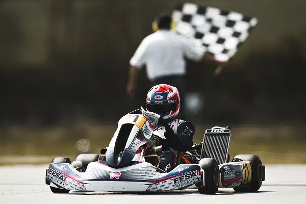 Suomalainen autourheilulupaus taisteli hienon voiton - Maamme-laulu kajahti Ranskassa Suomalainen autourheilulupaus taisteli hienon voiton – Maamme-laulu kajahti Ranskassa