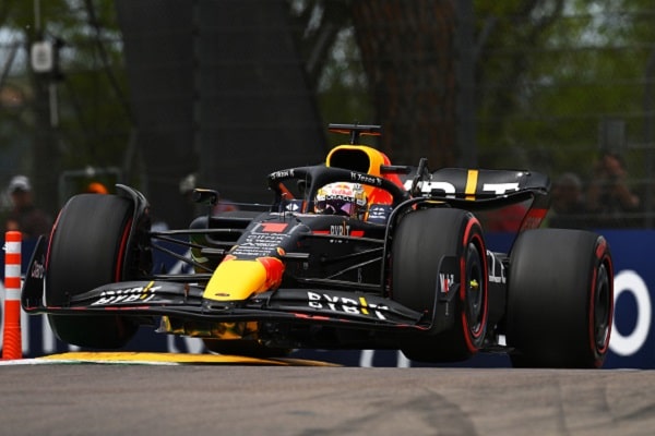 Max Verstappen nöyryytti Lewis Hamiltonia – tämä mies nautti siitä eniten