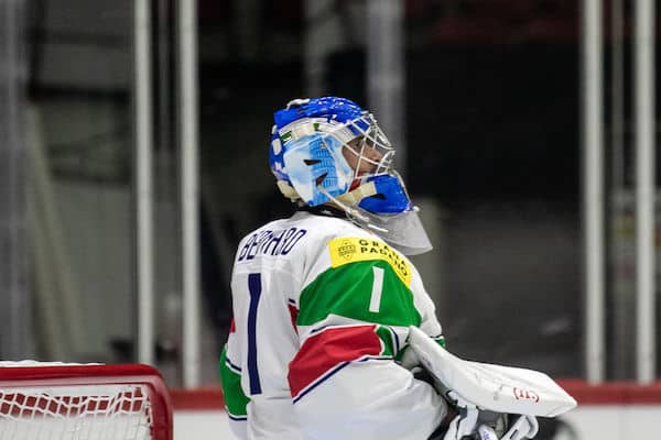 Italia oli lähellä sensaatiota jääkiekon MM-kisoissa - sujuvaa suomea puhuva maalivahti loisti Nordiksella Italia oli lähellä sensaatiota jääkiekon MM-kisoissa – sujuvaa suomea puhuva maalivahti loisti Nordiksella