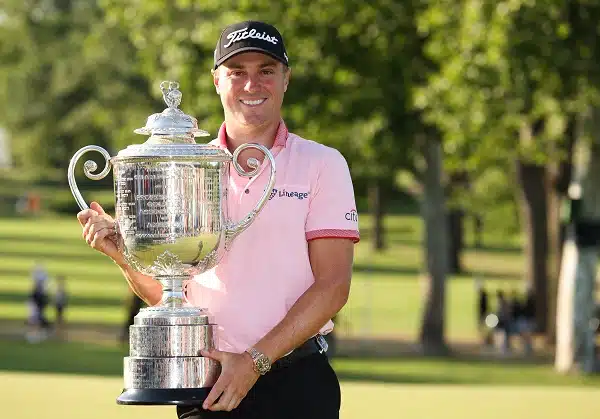 ”Omituinen päivä” – Justin Thomas nousi kaukaa takaa voittoon PGA Championshipissä