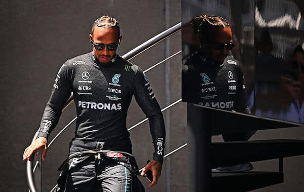 Lewis Hamilton lipsautti harkitsemattoman kommentin ilmastoaktivisteista - Mercedes joutui puuttumaan tilanteeseen Lewis Hamilton lipsautti harkitsemattoman kommentin ilmastoaktivisteista – Mercedes joutui puuttumaan tilanteeseen