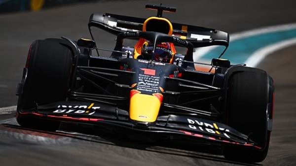 Max Verstappen aloitti rajun hyökkäyksen, Lewis Hamiltonilla umpisurkeaa Max Verstappen aloitti rajun hyökkäyksen, Lewis Hamiltonilla umpisurkeaa