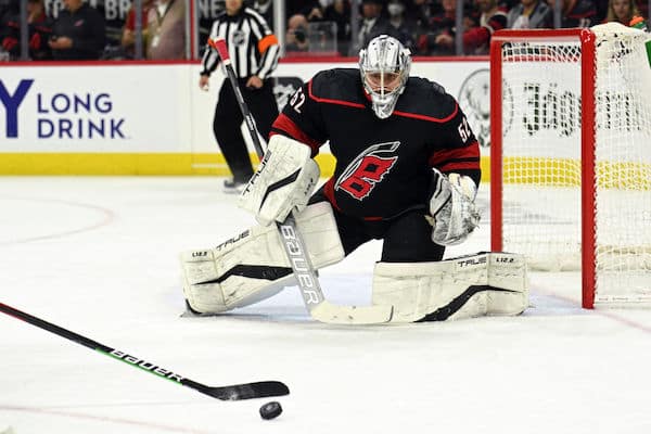 Antti Raanta loukkaantui törkyiskun jälkeen NHL:ssä – näin päävalmentaja kommentoi ”nimettömän” korvaajan suoritusta