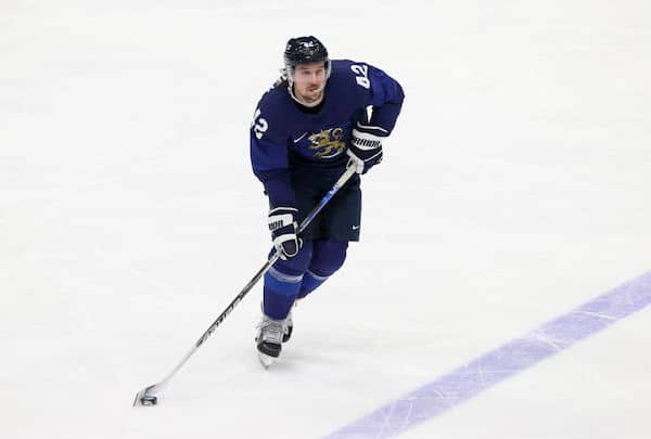Sami Vatanen MM-kultajuhlista suoraan torstaina käynnistyvään golf-kilpailuun Sami Vatanen MM-kultajuhlista suoraan torstaina käynnistyvään golf-kilpailuun