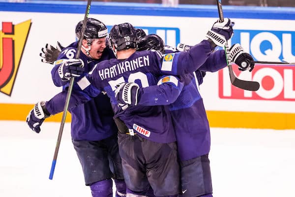 Hornettien ylilento, upea Finlandia ja 30 000 juhlijaa - näin Leijonien MM-kultaa juhlittiin Hakametsässä Hornettien ylilento, upea Finlandia ja 30 000 juhlijaa – näin Leijonien MM-kultaa juhlittiin Hakametsässä