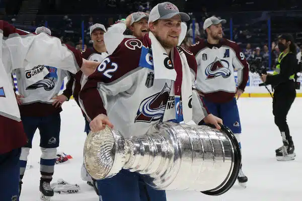 Stanley Cup-sankari Artturi Lehkosta odottaa satumainen rikastuminen - "Tilipäivä" Stanley Cup-sankari Artturi Lehkosta odottaa satumainen rikastuminen – ”Tilipäivä”