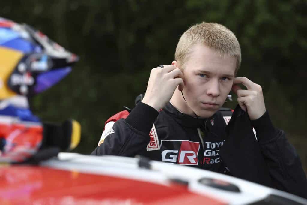 Tähän on tultu: Jari-Matti Latvala ei löytänyt enää sanoja Kalle Rovanperää hämmästeltäessä