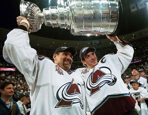 Edellisen kerran kun Colorado juhli Stanley Cupia tapahtui jotain kaunista – ”22 vuoden jälkeen…Ray Bourque!”