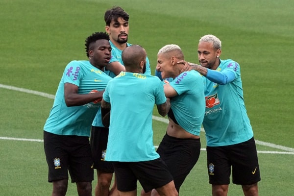 Käsirysy Brasilian maajoukkueen harjoituksissa! Neymar kiirehti erottamaan riitapukarit toisistaan Käsirysy Brasilian maajoukkueen harjoituksissa! Neymar kiirehti erottamaan riitapukarit toisistaan
