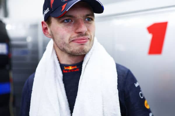 Fanit polttivat Mersu-lippiksiä - Max Verstappen raivostui: "Yököttävää" Fanit polttivat Mersu-lippiksiä – Max Verstappen raivostui: ”Yököttävää”