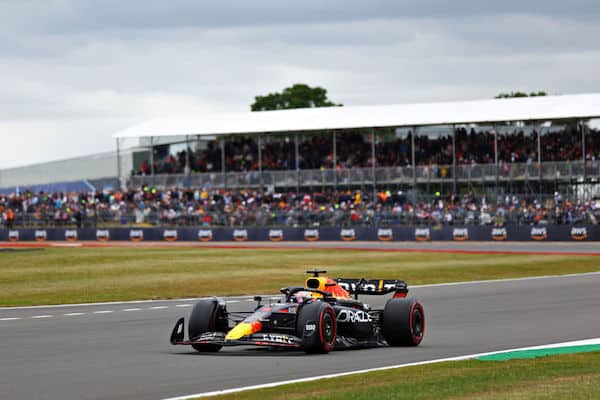 Syy Max Verstappenin hitauteen selvisi - massiivinen pala oli juuttunut auton alle Syy Max Verstappenin hitauteen selvisi – massiivinen pala oli juuttunut auton alle