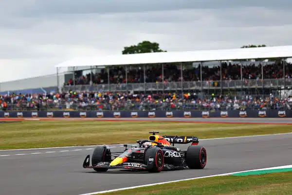 Syy Max Verstappenin hitauteen selvisi - massiivinen pala oli juuttunut auton alle Syy Max Verstappenin hitauteen selvisi – massiivinen pala oli juuttunut auton alle