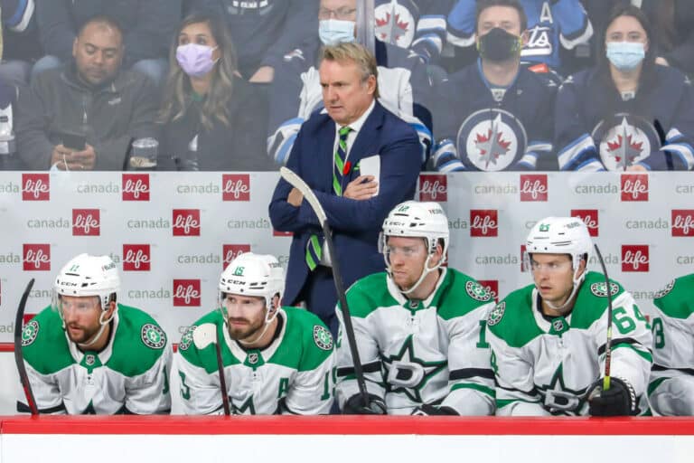 40 vuotta kestänyt ura on nyt paketissa – NHL-luotsi voi voittaa vielä yhden pokaalin