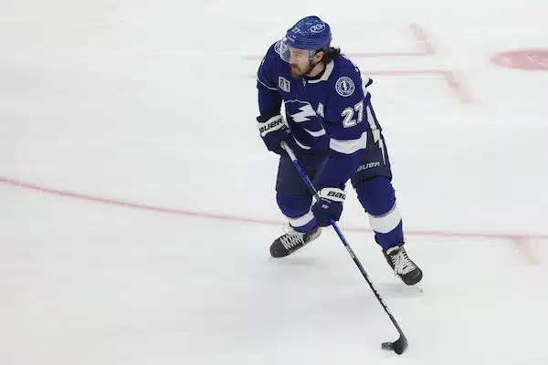 Stanley Cup-finalisti kaupattiin NHL:ssä - jättimäistä sopimusta vielä neljä vuotta jäljellä Stanley Cup-finalisti kaupattiin NHL:ssä – jättimäistä sopimusta vielä neljä vuotta jäljellä