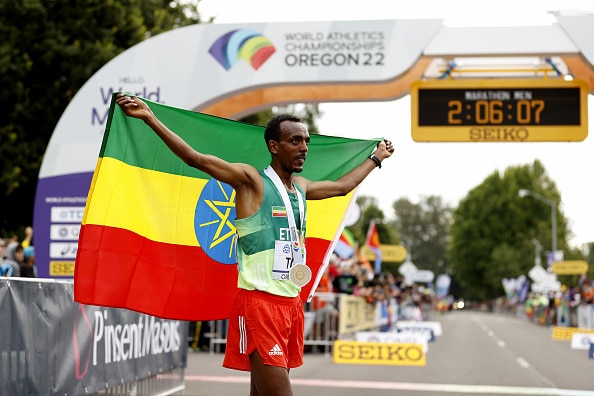 Miesten maratonilla tehtiin uusi olympiaennätys Miesten maratonilla tehtiin uusi olympiaennätys