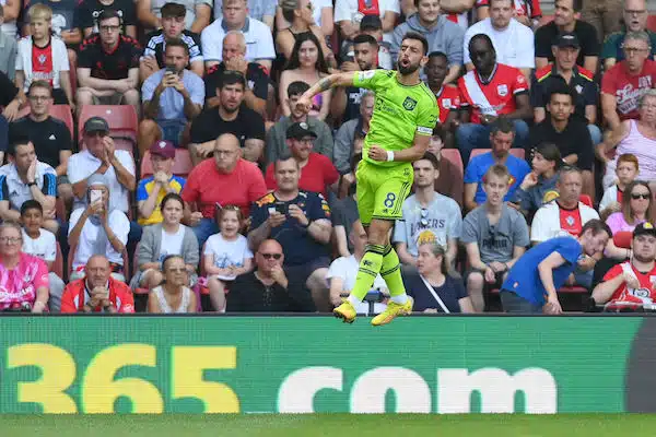 Fulham sikaili peräti kolme punaista korttia – Manchester United paineli Englannin Cupin välieriin