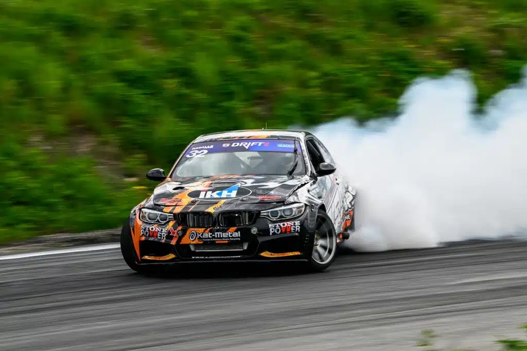 Näyttävää menoa Ahvenistolla – Driftingin SM-sarja sai uuden osakilpailuvoittajan