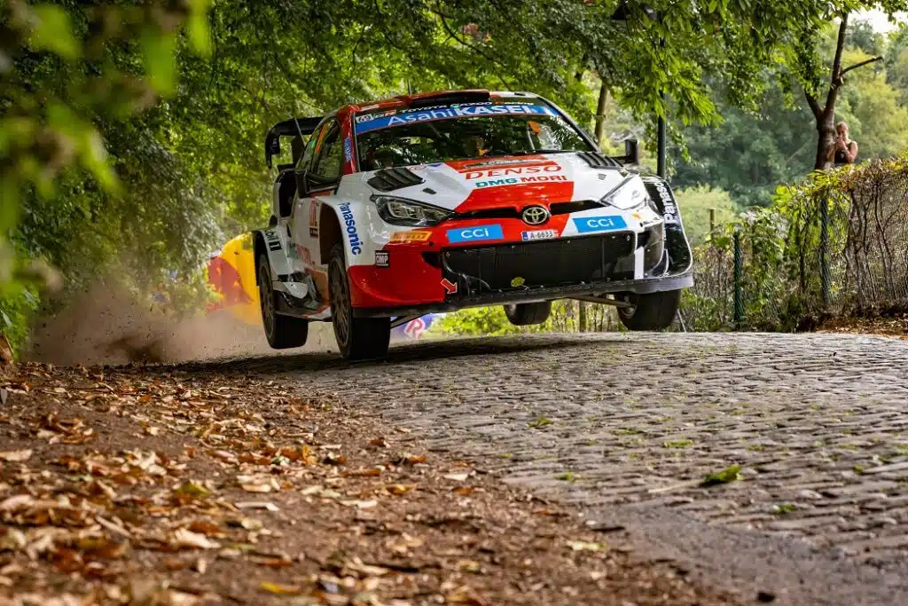 Suomalaislegendat Juha Kankkunen ja Tommi Mäkinen ajavat Japanin MM-rallissa