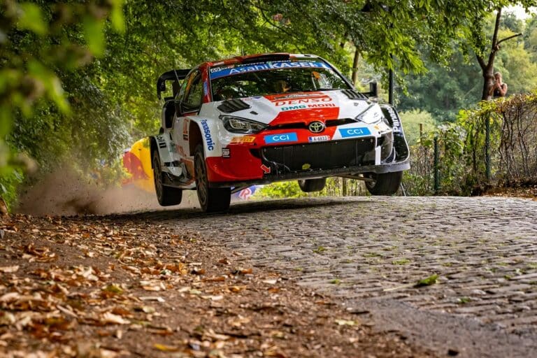 Suomalaislegendat Juha Kankkunen ja Tommi Mäkinen ajavat Japanin MM-rallissa