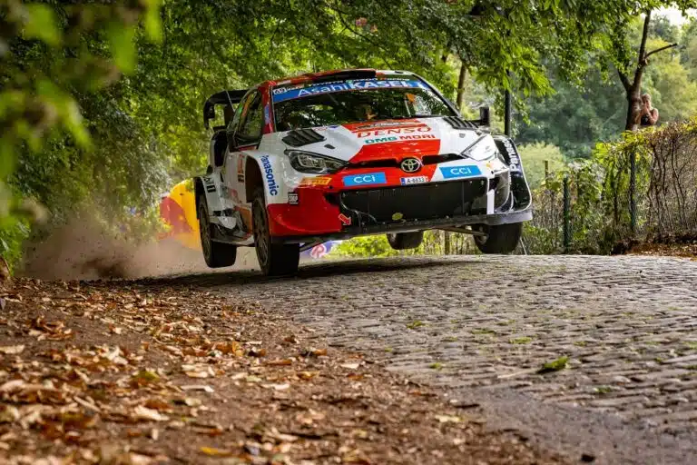 Suomalaislegendat Juha Kankkunen ja Tommi Mäkinen ajavat Japanin MM-rallissa