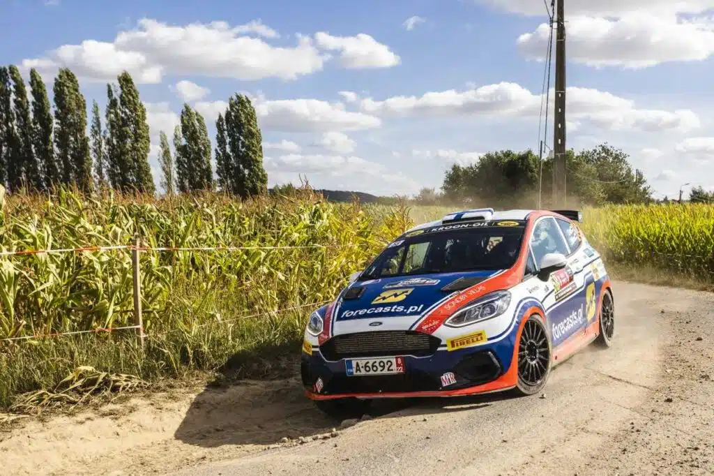 Suomalaiskuskilla hurja tilanne Belgian MM-rallissa: takapyörä lähti omille teilleen!