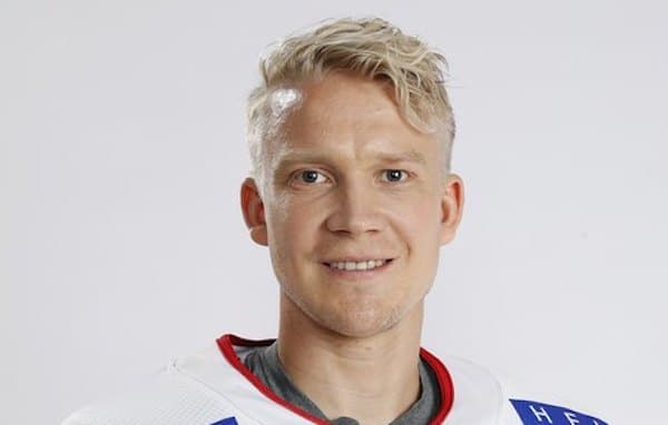 Upean merkkipaalun saavuttanutta Liiga-pelaajaa muistettiin ikimuistoisella tavalla - katso video Upean merkkipaalun saavuttanutta Liiga-pelaajaa muistettiin ikimuistoisella tavalla – katso video