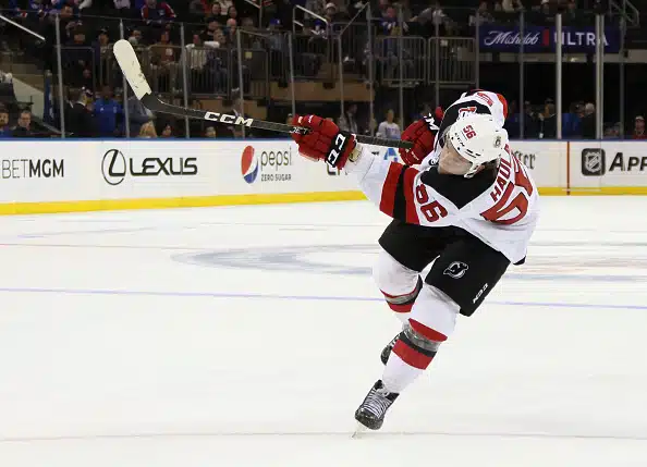 Erik Haula otti roolia NHL:n tulikuumassa paikallissarjassa Erik Haula otti roolia NHL:n tulikuumassa paikallissarjassa