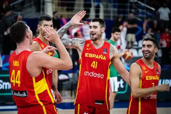 Espanja tipahti Pariisin olympiakoripallossa – Saksa jyrää