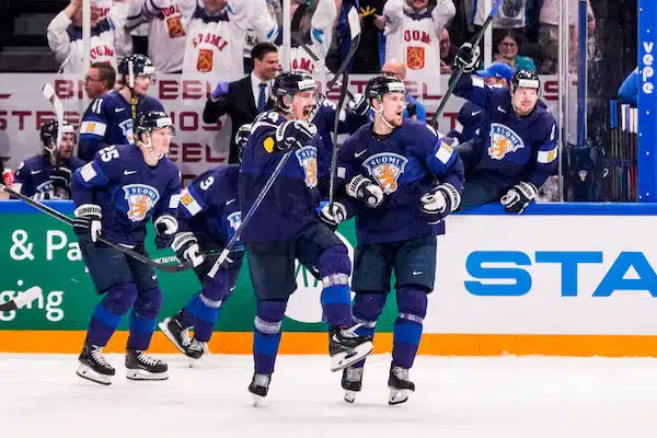 Viisi suomalaiskiekkoilijaa lähtee samasta ruotsalaisseurasta Viisi suomalaiskiekkoilijaa lähtee samasta ruotsalaisseurasta