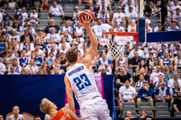 Susijengi murjoi Hollannin ja tarrasi kiinni kakkospaikkaan – Lauri Markkanen tykitti 22 pistettä