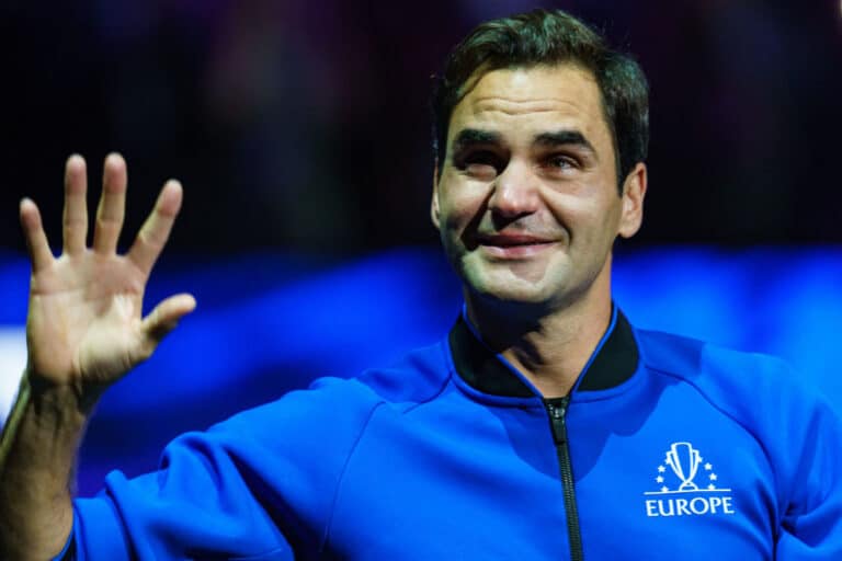 Roger Federer murtui kyyneliin jäähyväisottelunsa jälkeen