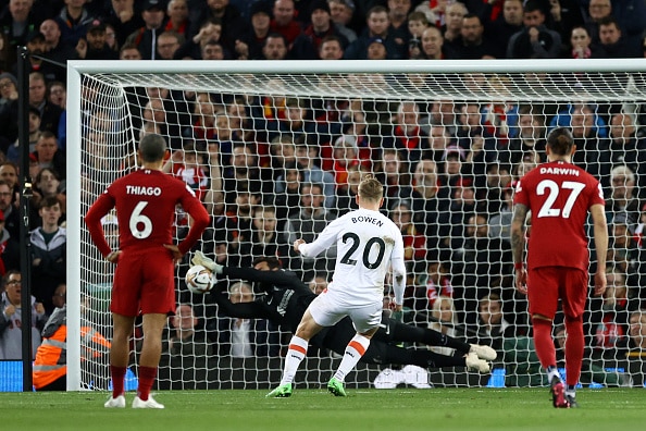 Liverpool-vahti Alisson suurseuran kiikarissa Liverpool-vahti Alisson suurseuran kiikarissa