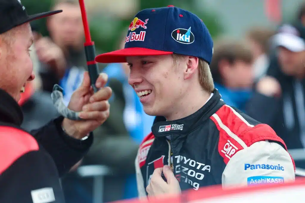 Nyt väläyteltiin jo mestaruushymyä - tällainen kommentti Kalle Rovanperältä irtosi ennen Power Stagea Nyt väläyteltiin jo mestaruushymyä – tällainen kommentti Kalle Rovanperältä irtosi ennen Power Stagea