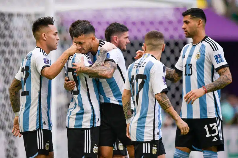 Argentiina aiheutti Brasilialle historiallisen tappion – veriset katsomolevottomuudet viivästyttivät ottelun alkua Argentiina aiheutti Brasilialle historiallisen tappion – veriset katsomolevottomuudet viivästyttivät ottelun alkua