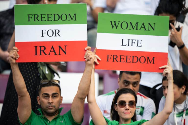 Iranin jalkapalloprotestit lässähtivät – pappisvalta kesti nuoren naisen julman surman