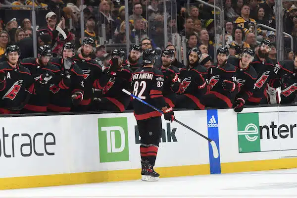 Jesperi Kotkaniemi pohjusti näyttävän voittomaalin - Ville Husso oli täysin voimaton Jesperi Kotkaniemi pohjusti näyttävän voittomaalin – Ville Husso oli täysin voimaton