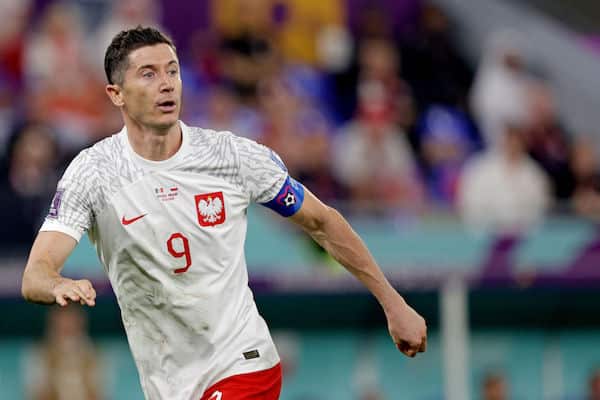 Robert Lewandowskin itku lähti jo Puolan tunteikkaasta kansallislaulusta Robert Lewandowskin itku lähti jo Puolan tunteikkaasta kansallislaulusta