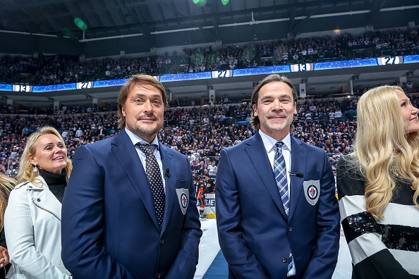 Teemu Selänne meni Anaheimin NHL-pukukoppiin – teki tempun, joka nauratti faneja ympäri maailmaa Teemu Selänne meni Anaheimin NHL-pukukoppiin – teki tempun, joka nauratti faneja ympäri maailmaa