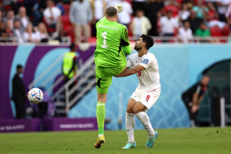 Iran nöyryytti Walesia – törkytemppu toi punaisen kortin